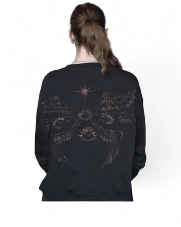 Pullover mit Augen und Flügeln auf dem Rücken